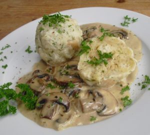 Semmelknödel mit Pilzen – German Bread Dumplings with Mushrooms